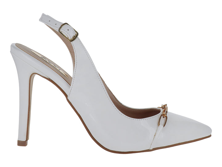 Zapato de tacón alto color blanco en charol con punta fina y detalle dorado en la parte superior.