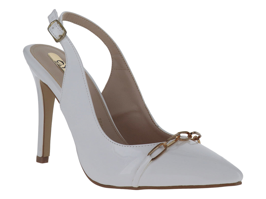 Zapato de tacón alto color blanco en charol con punta fina y detalle dorado en la parte superior.
