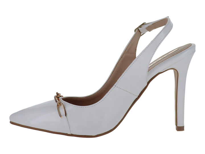 Zapato de tacón alto color blanco en charol con punta fina y detalle dorado en la parte superior.
