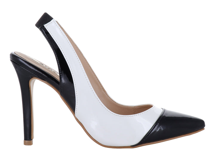 Zapato de tacón alto bicolor negro y blanco con acabado brillante de charol y punta fina.