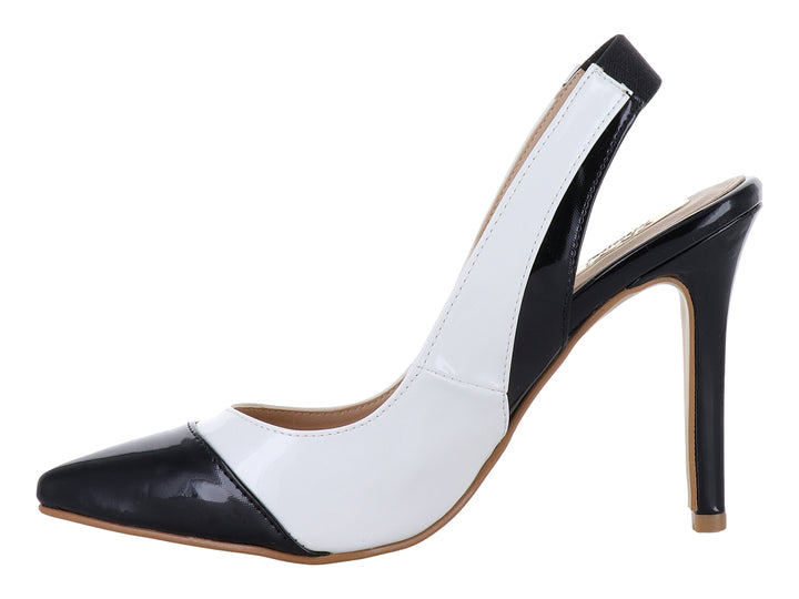 Zapato de tacón alto bicolor negro y blanco con acabado brillante de charol y punta fina.