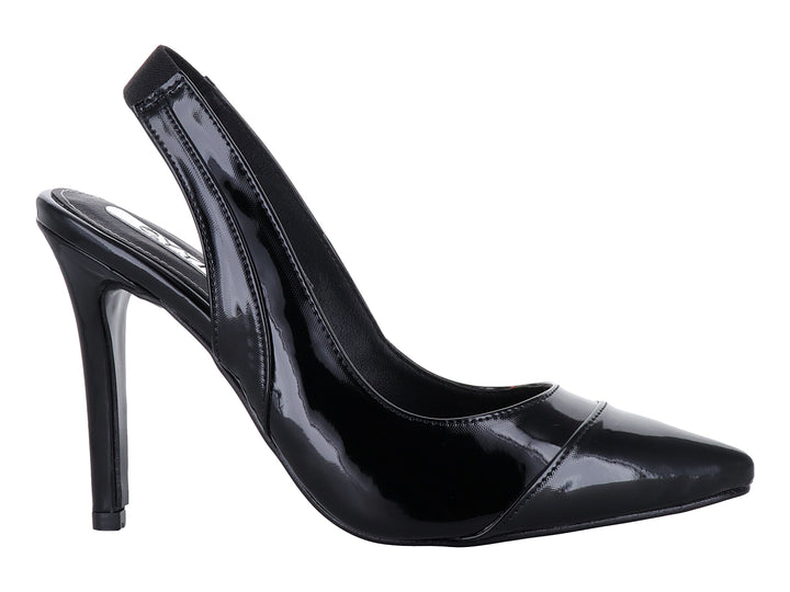 Zapato de tacón alto color negro en acabado charol brillante con punta fina y correa posterior.