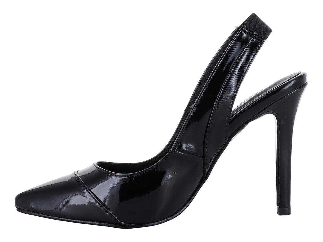 Zapato de tacón alto color negro en acabado charol brillante con punta fina y correa posterior.