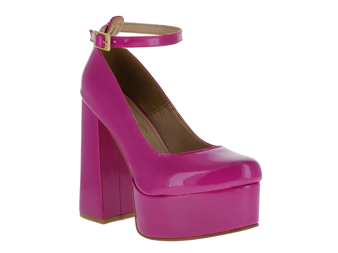 Zapato de tacón alto y plataforma en color fucsia brillante con correa al tobillo.