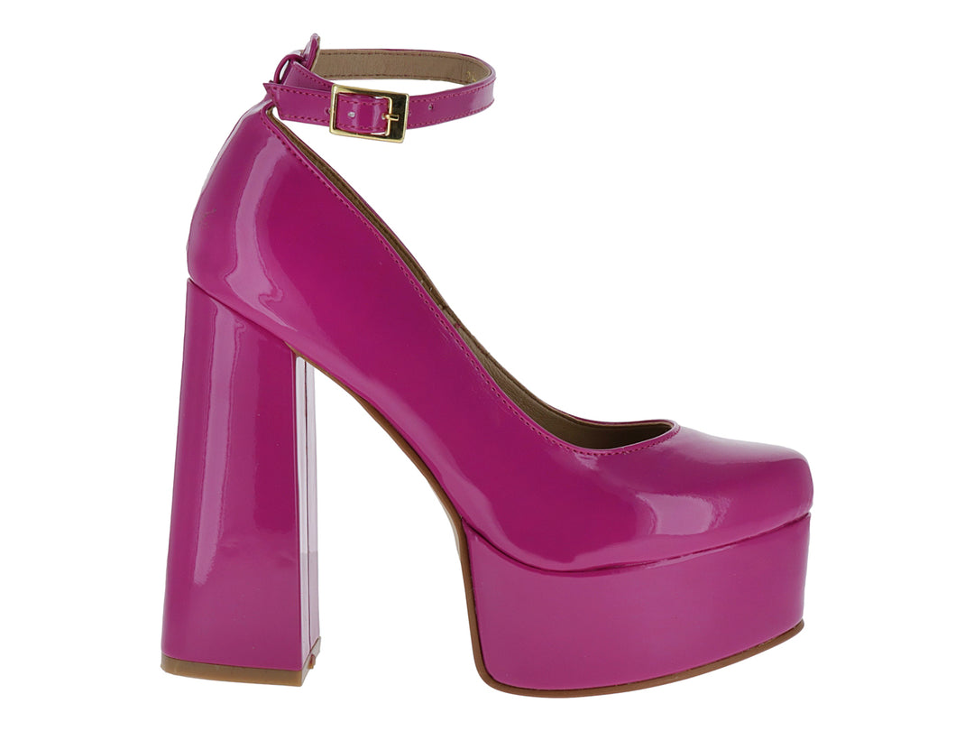 Zapato de tacón alto y plataforma en color fucsia brillante con correa al tobillo.