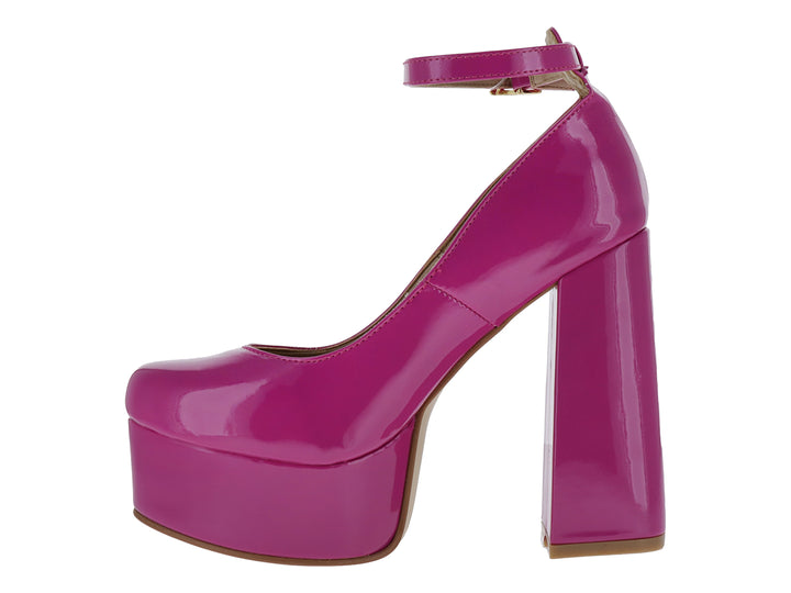 Zapato de tacón alto y plataforma en color fucsia brillante con correa al tobillo.