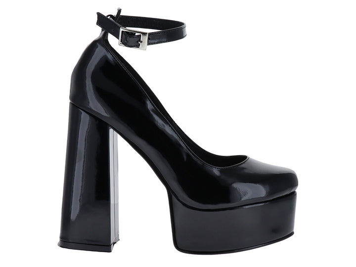 Zapato de tacón alto y plataforma en color negro charol brillante con correa ajustable al tobillo.