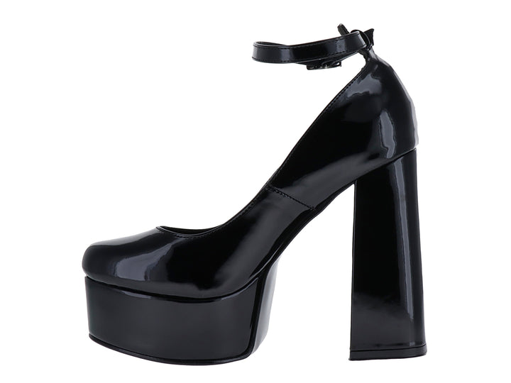 Zapato de tacón alto y plataforma en color negro charol brillante con correa ajustable al tobillo.