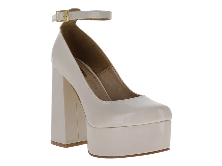 Zapato de tacón alto y plataforma en color beige brillante con correa ajustable al tobillo.