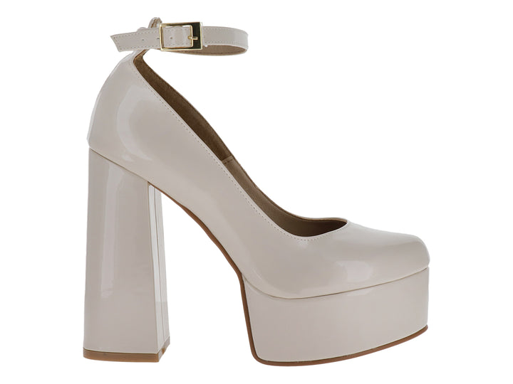 Zapato de tacón alto y plataforma en color beige brillante con correa ajustable al tobillo.