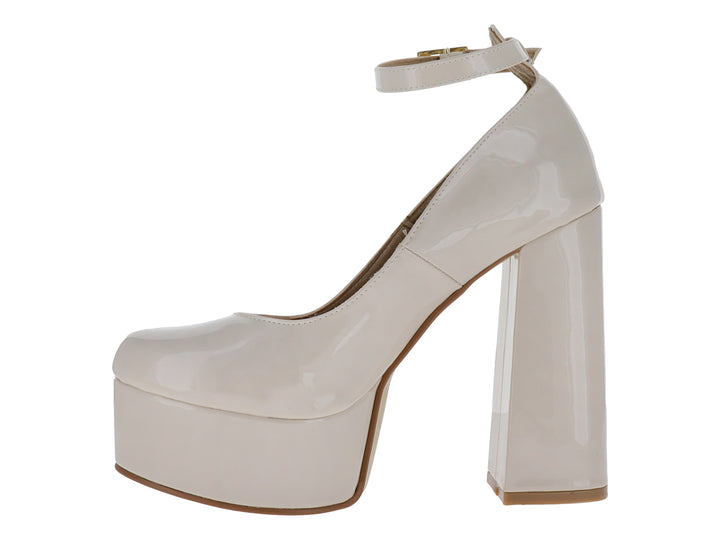 Zapato de tacón alto y plataforma en color beige brillante con correa ajustable al tobillo.