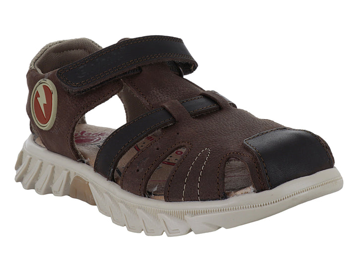 Sandalia infantil Elefante color capuchino con cierre de velcro y suela blanca dentada.