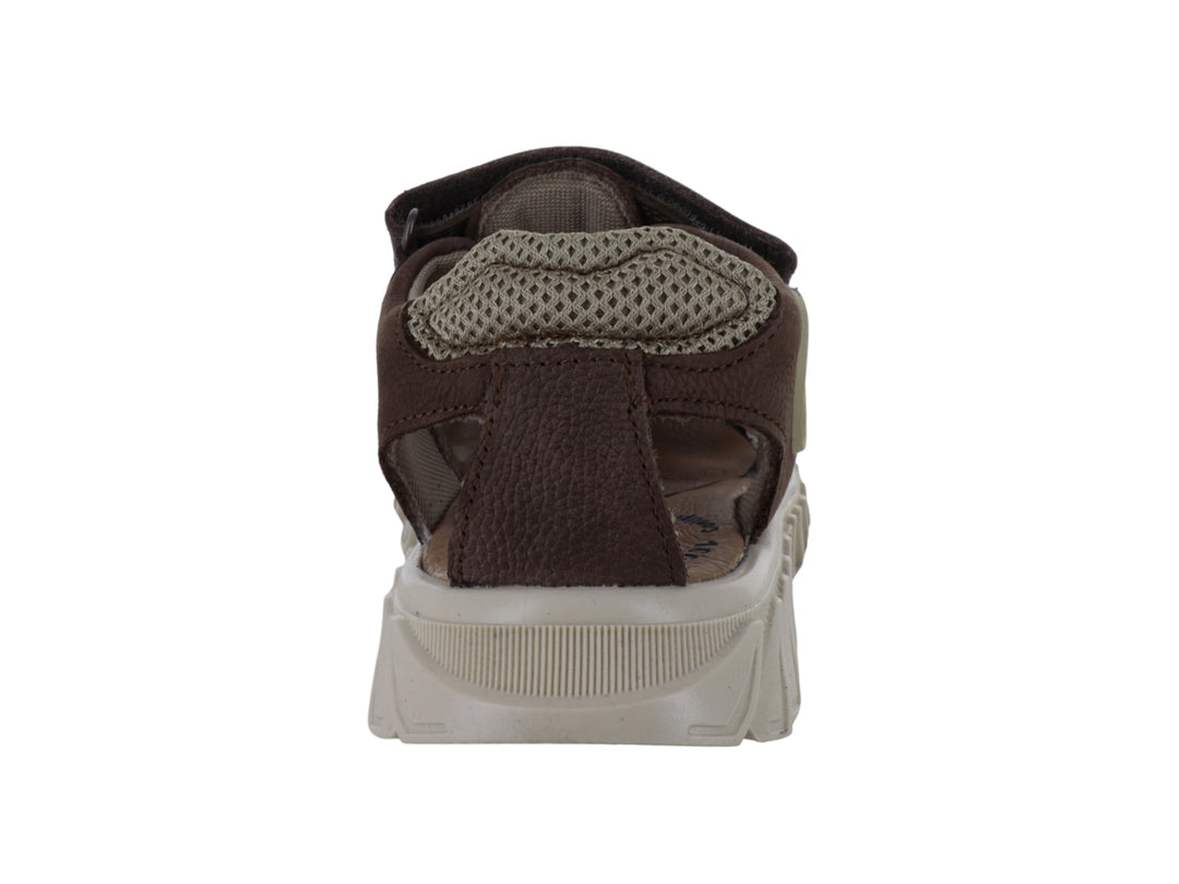 Sandalia infantil Elefante color capuchino con cierre de velcro y suela blanca dentada.