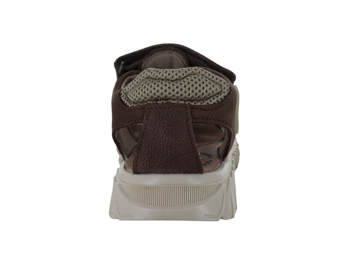 Sandalia infantil Elefante color capuchino con cierre de velcro y suela blanca dentada.