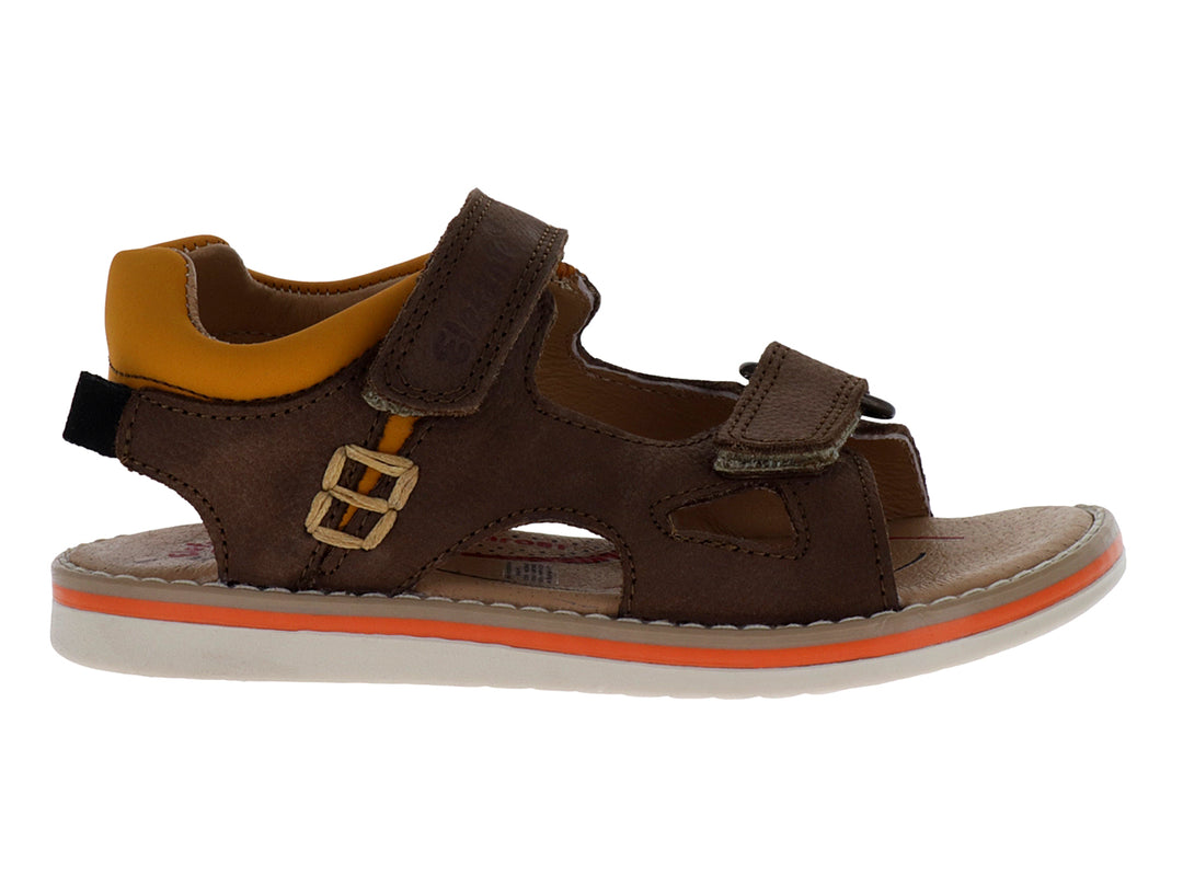 Sandalia infantil color marrón con correas de velcro y suela blanca con detalle en naranja.