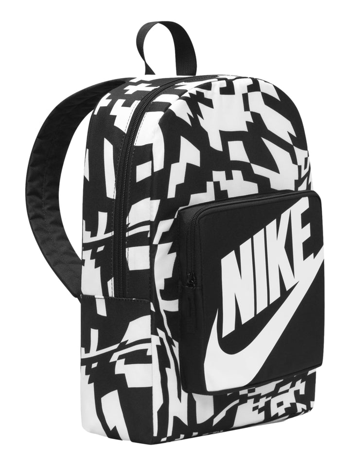 Mochila Nike con estampado geométrico en blanco y negro y logotipo grande en el bolsillo frontal.