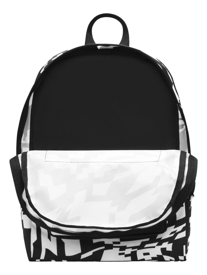 Mochila Nike con estampado geométrico en blanco y negro y logotipo grande en el bolsillo frontal.