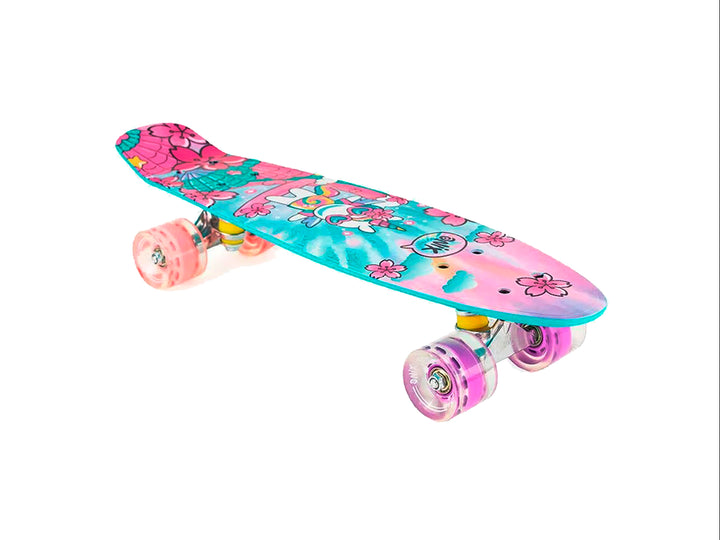 Patineta Onix con diseño multicolor tie dye y ruedas transparentes en tonos rosa y amarillo.