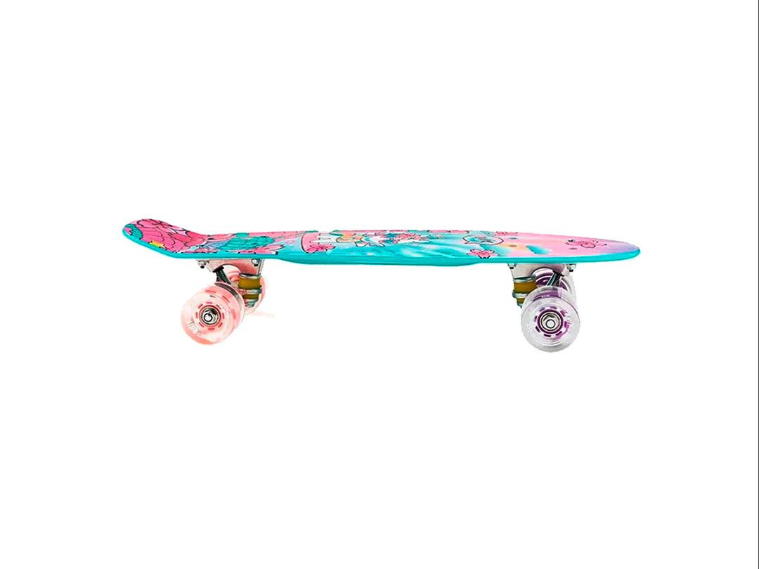 Patineta Onix con diseño multicolor tie dye y ruedas transparentes en tonos rosa y amarillo.
