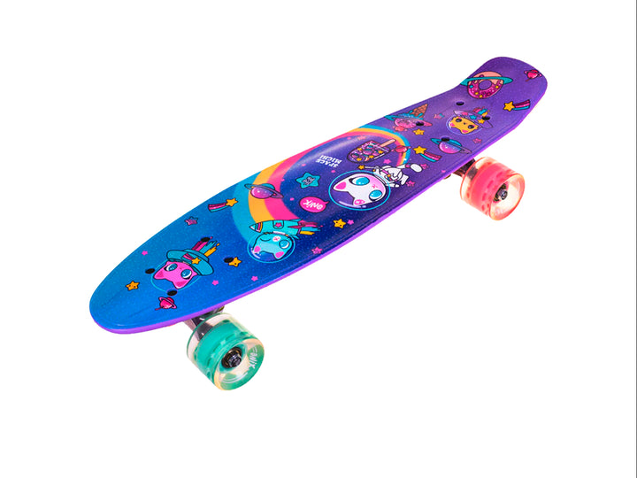 Patineta Onix Space Misty con diseño multicolor de temática espacial y ruedas transparentes.