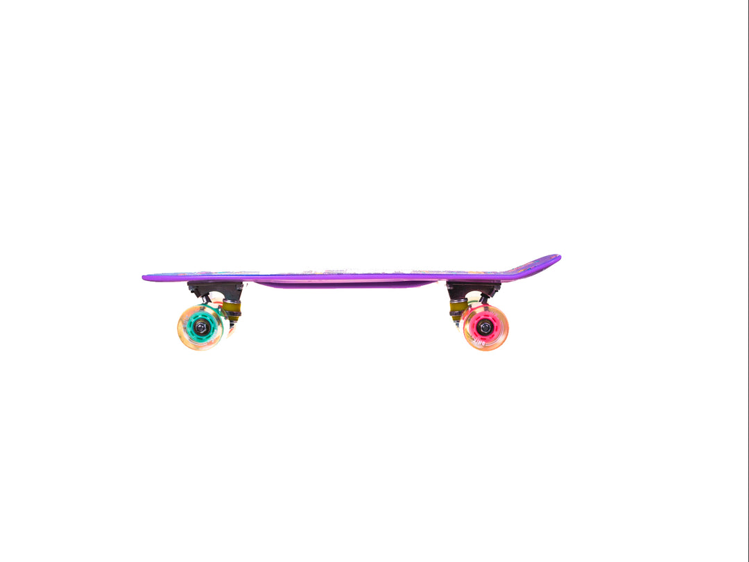 Patineta Onix Space Misty con diseño multicolor de temática espacial y ruedas transparentes.