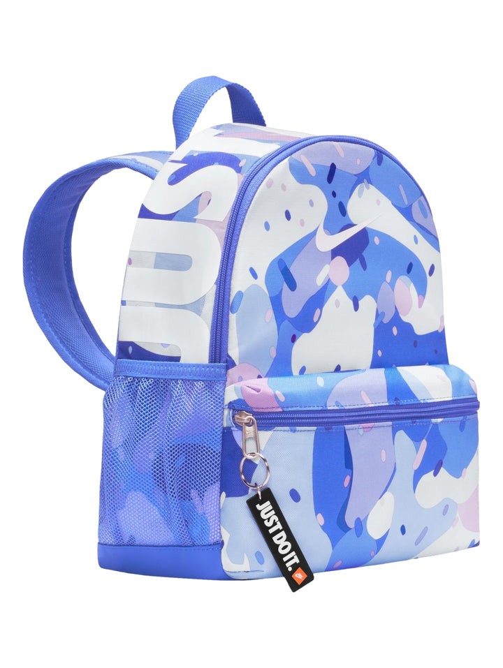 Mochila pequeña Nike con estampado abstracto en tonos azul, blanco y morado claro.