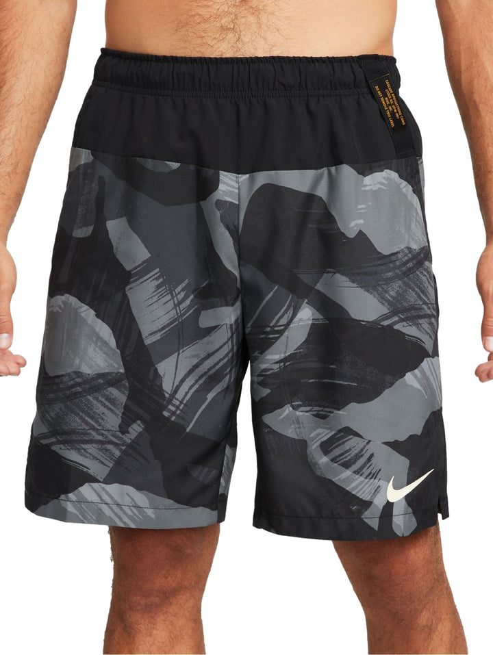Shorts deportivos Nike con estampado de camuflaje en colores negro y gris.