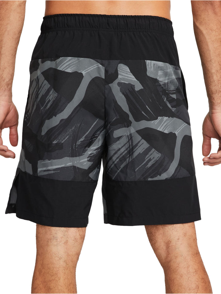 Shorts deportivos Nike con estampado de camuflaje en colores negro y gris.