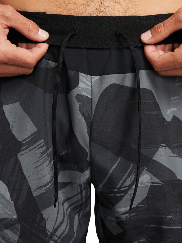 Shorts deportivos Nike con estampado de camuflaje en colores negro y gris.