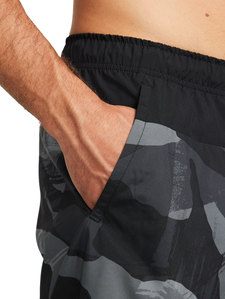 Shorts deportivos Nike con estampado de camuflaje en colores negro y gris.