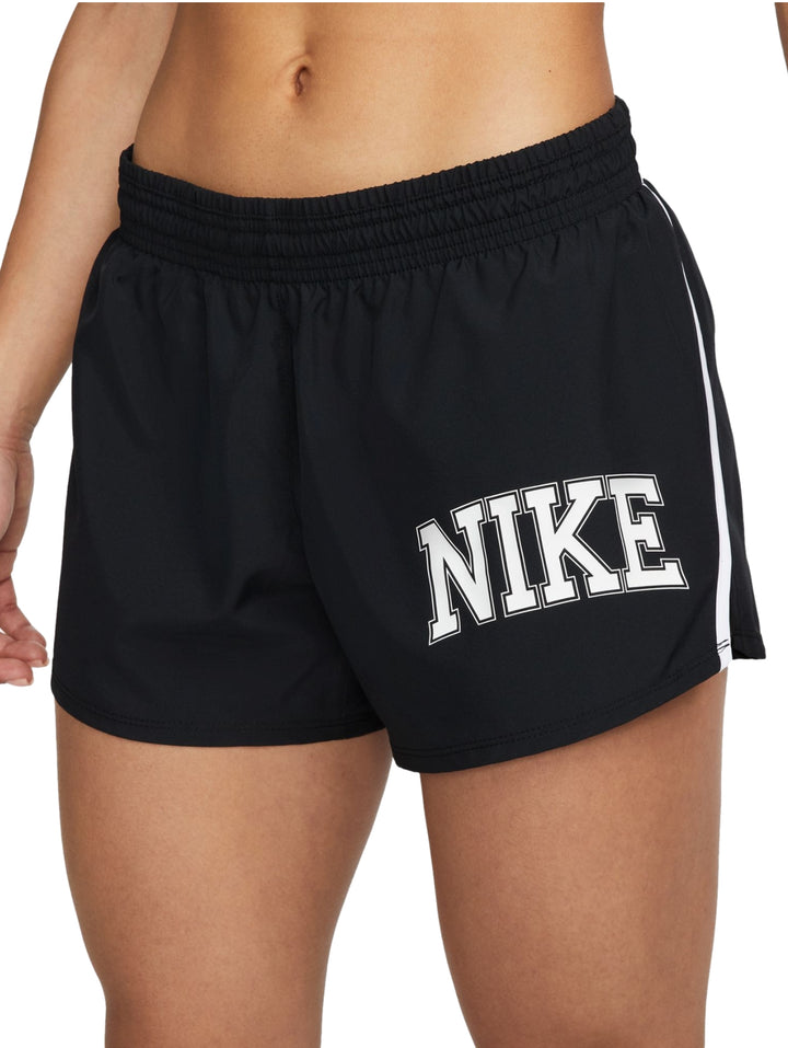 Pantalones cortos deportivos Nike color negro con texto y franjas laterales en blanco.