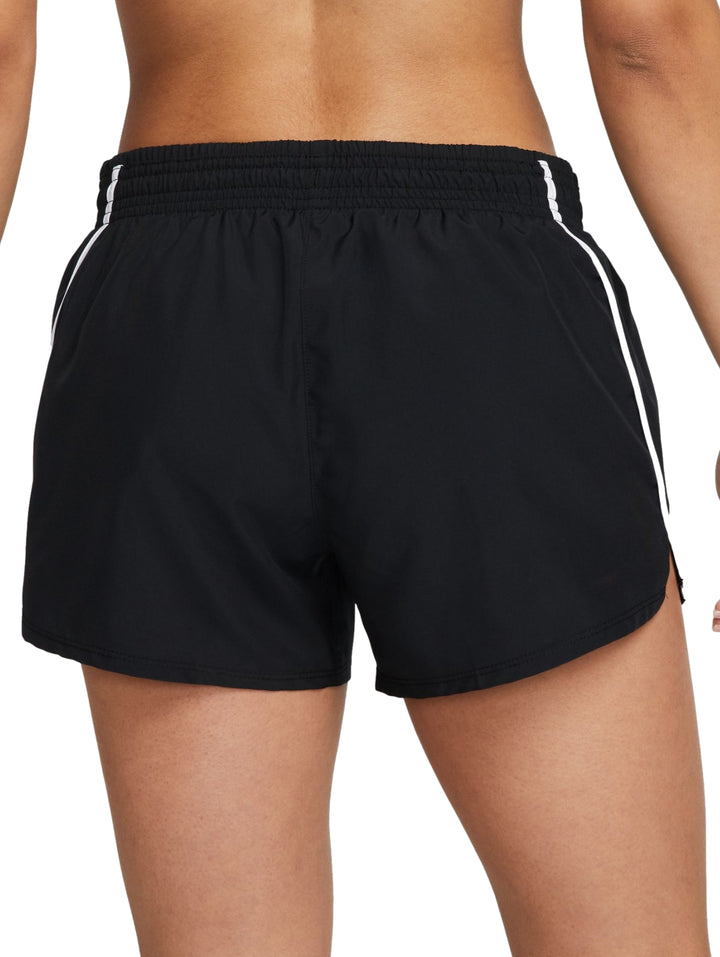Pantalones cortos deportivos Nike color negro con texto y franjas laterales en blanco.