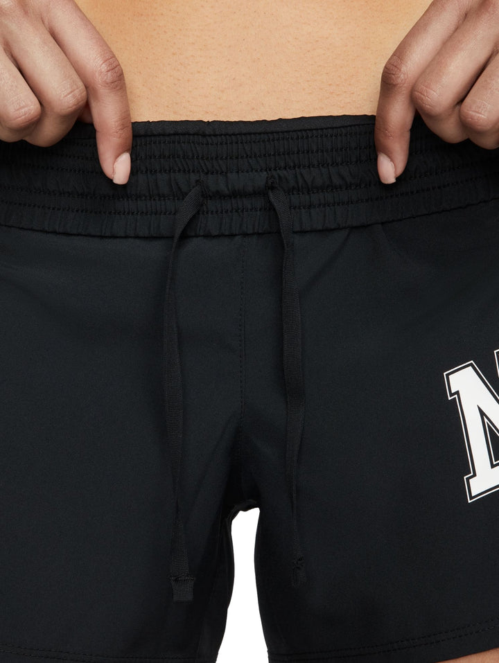 Pantalones cortos deportivos Nike color negro con texto y franjas laterales en blanco.