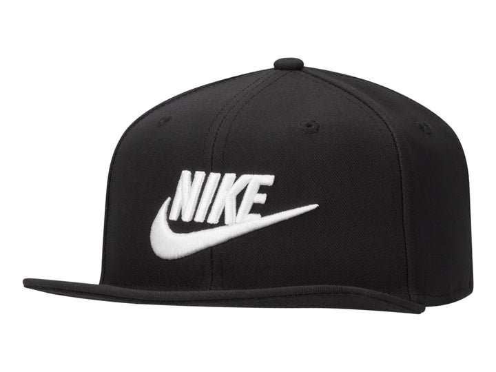 Gorra Nike de color negro con logotipo blanco en el frente y visera plana.
