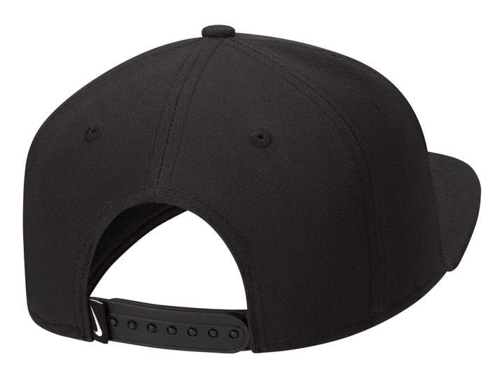 Gorra Nike de color negro con logotipo blanco en el frente y visera plana.