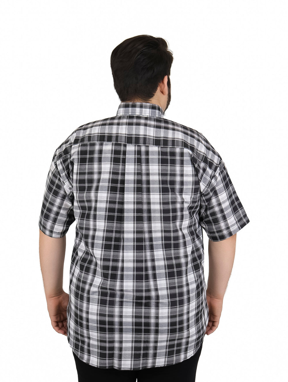 Hombre vistiendo camisa de manga corta con estampado de cuadros en colores negro y blanco.