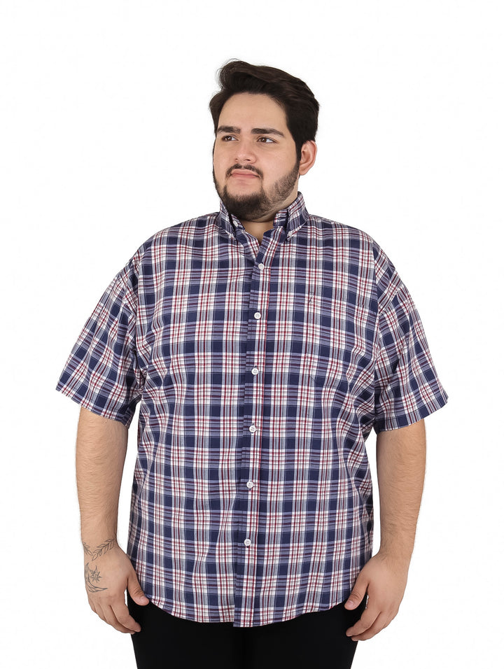 Hombre vistiendo camisa de manga corta con estampado de cuadros en colores azul y rojo.
