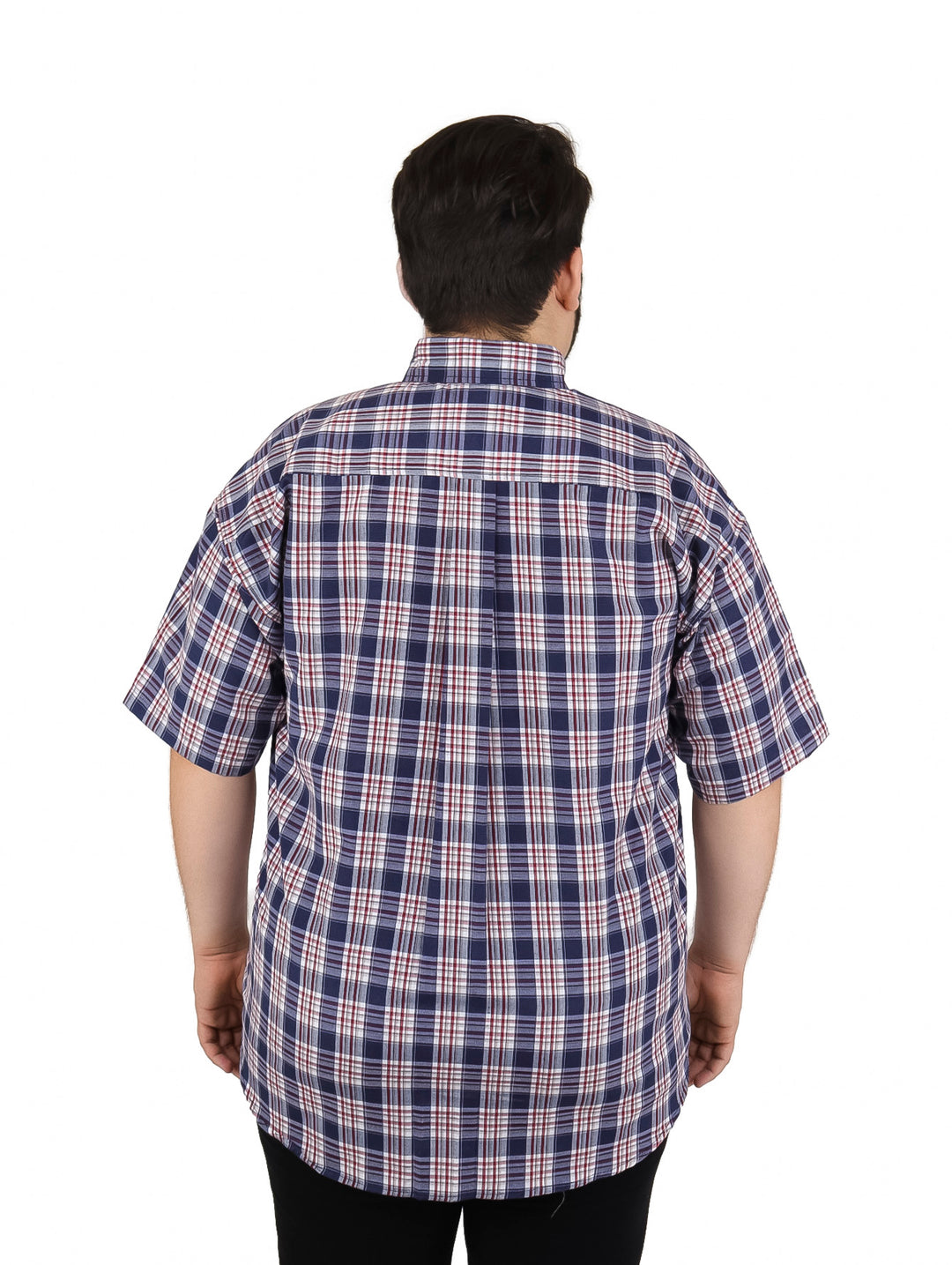 Hombre vistiendo camisa de manga corta con estampado de cuadros en colores azul y rojo.