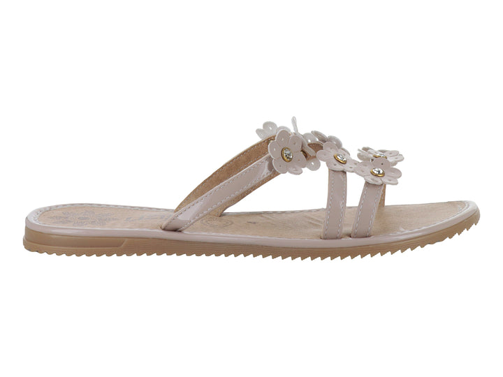Sandalias planas color maquillaje con detalles de flores decorativas en la parte superior.