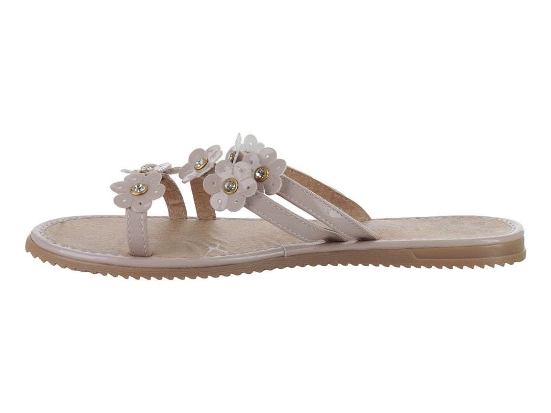 Sandalias planas color maquillaje con detalles de flores decorativas en la parte superior.