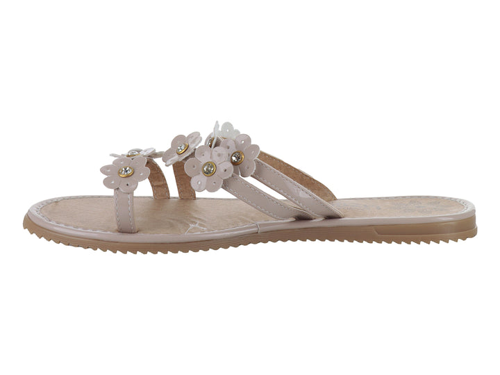 Sandalias planas color maquillaje con detalles de flores decorativas en la parte superior.