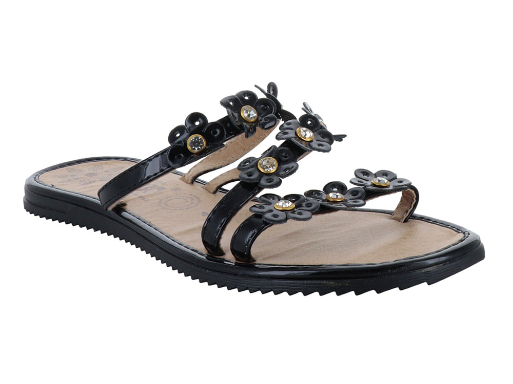 Sandalia plana de charol negro para niña con adornos de flores y detalles dorados.