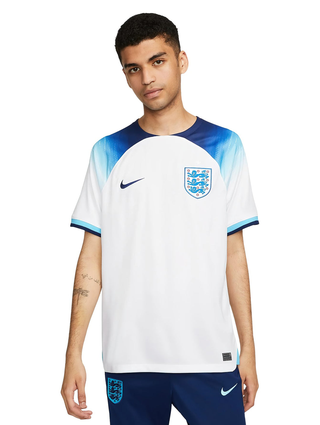 Jersey de fútbol Nike de la selección de Inglaterra en color blanco con detalles degradados en azul en los hombros.
