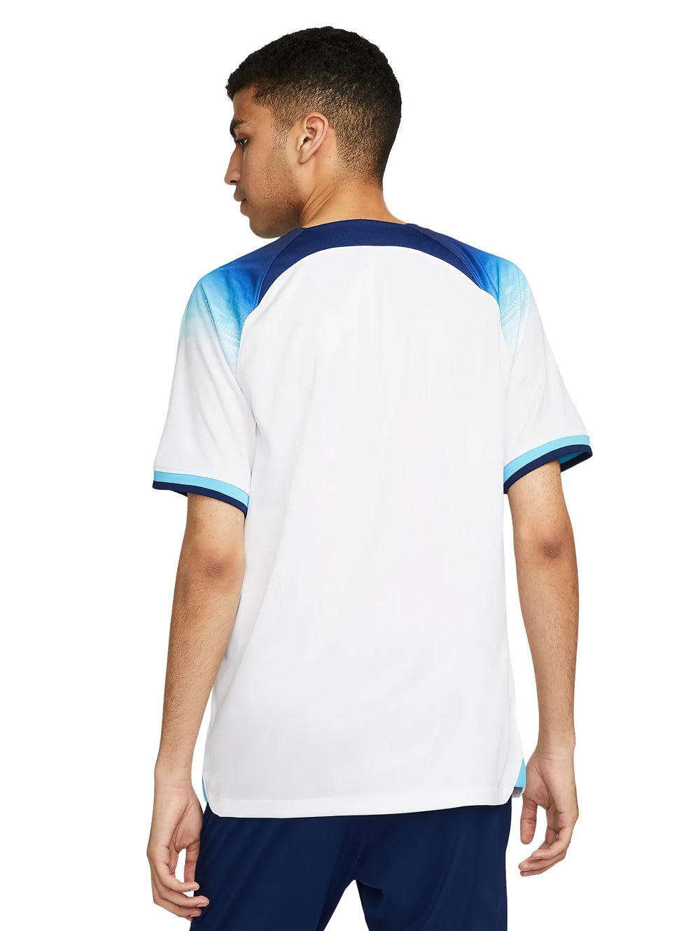 Jersey de fútbol Nike de la selección de Inglaterra en color blanco con detalles degradados en azul en los hombros.