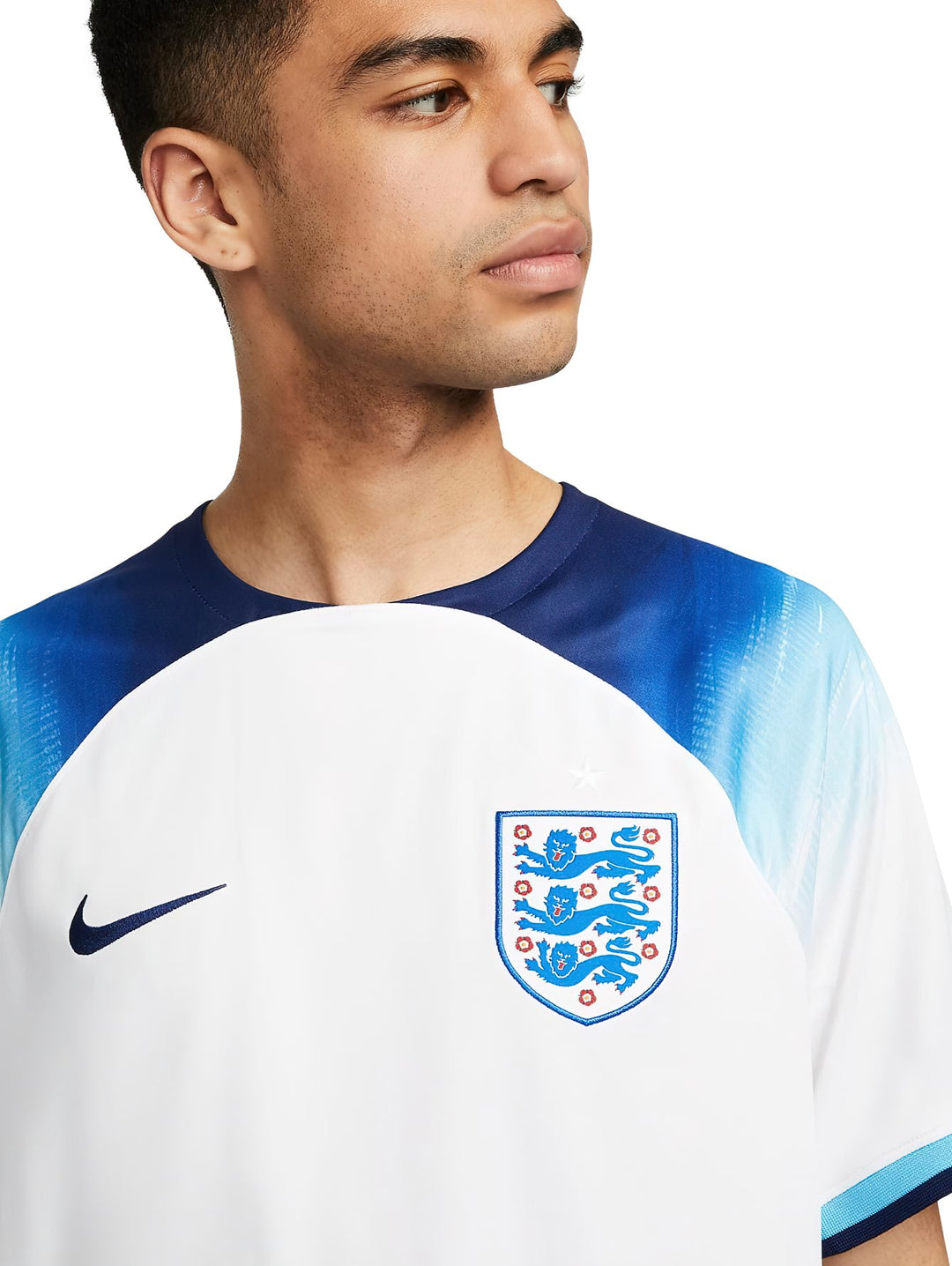 Jersey de fútbol Nike de la selección de Inglaterra en color blanco con detalles degradados en azul en los hombros.