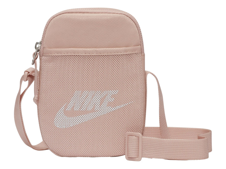 Bolsa de hombro Nike Heritage S en color rosa oxford con bolsillo frontal de malla y correa ajustable.