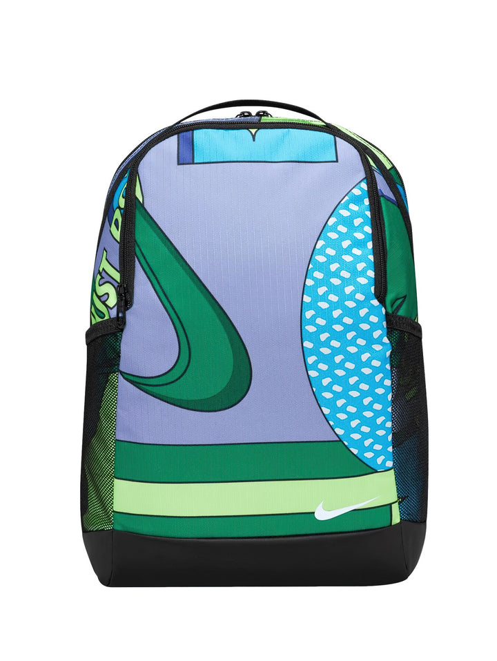 Mochila Nike con estampado multicolor en tonos azul y verde, base negra y logotipo blanco.