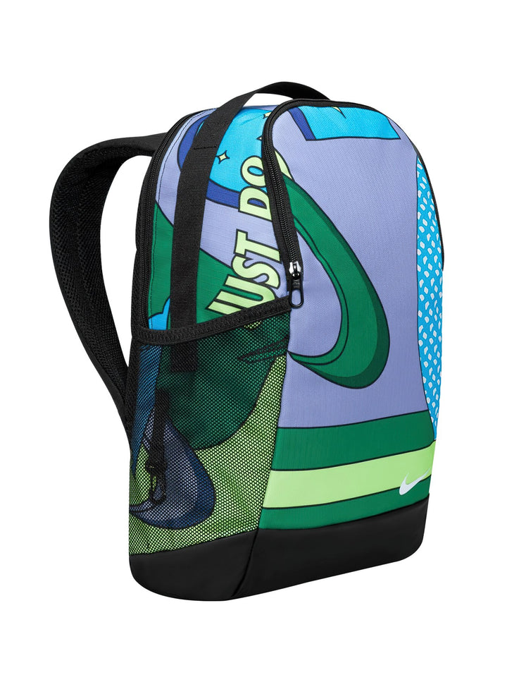 Mochila Nike con estampado multicolor en tonos azul y verde, base negra y logotipo blanco.