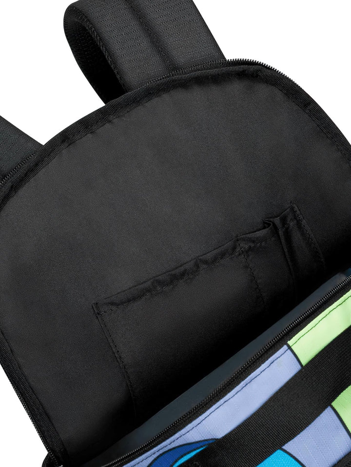 Mochila Nike con estampado multicolor en tonos azul y verde, base negra y logotipo blanco.