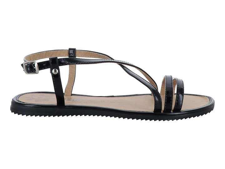 Sandalia plana de charol negro con correas y suela dentada.